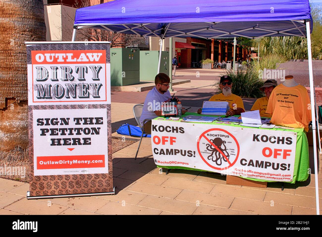 Koch vor Campus-Zelt und Demonstranten auf dem Campus der University of Arizona in Tucson Stockfoto
