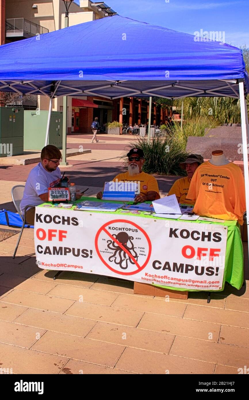 Koch vor Campus-Zelt und Demonstranten auf dem Campus der University of Arizona in Tucson Stockfoto