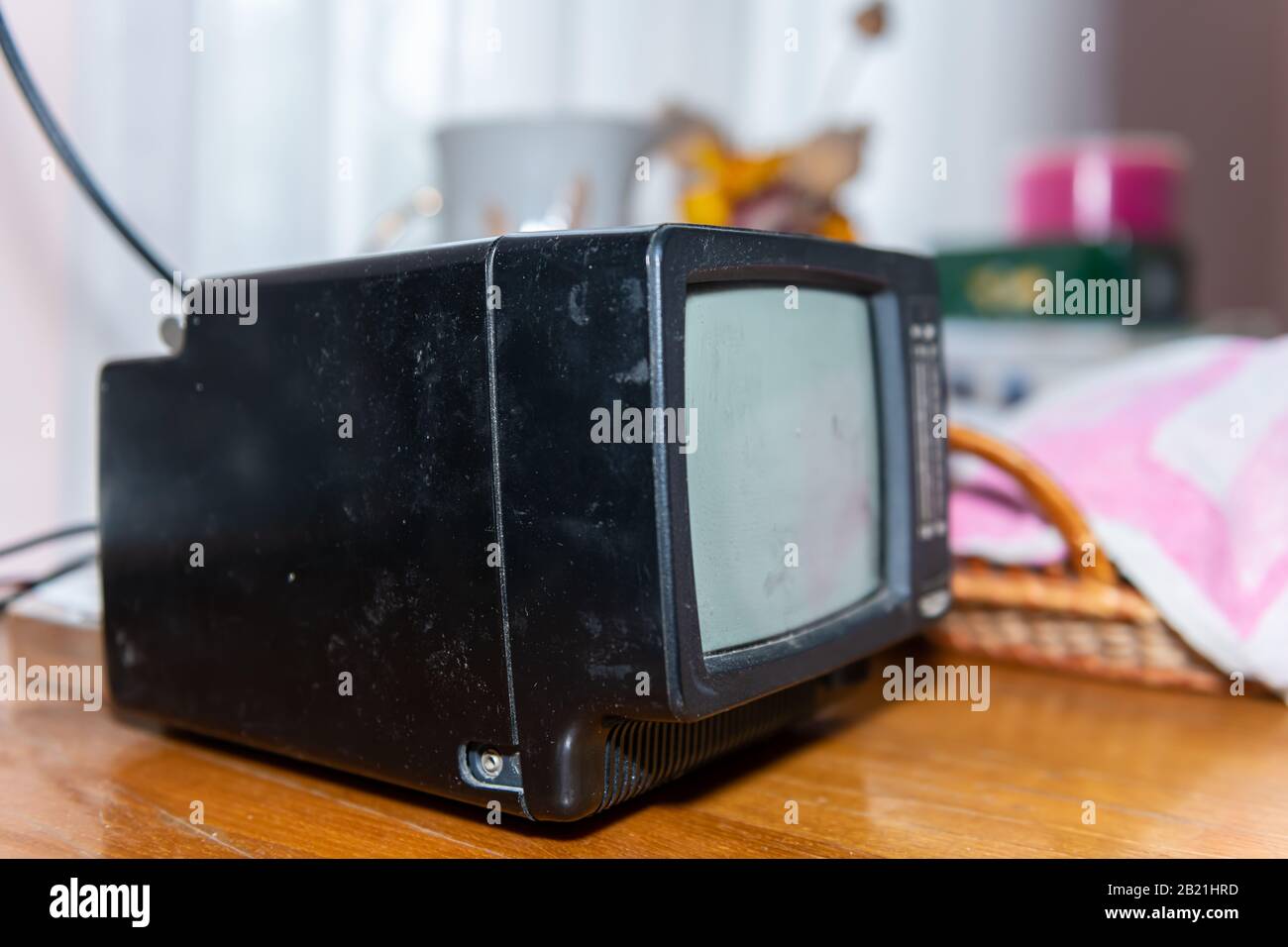Nahaufnahme eines kleinen schwarzen Fernseh-Retro-Jahrgangs im Dacha-Cottage auf Holztisch im ländlichen Wohnzimmer Stockfoto
