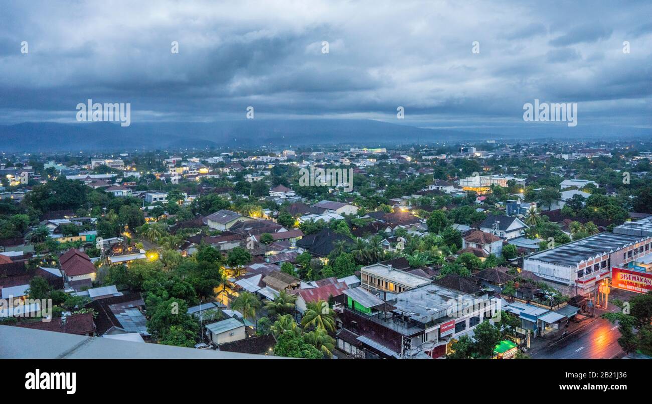 Abendblick über die Dächer von Mataram, der Hauptstadt von Lombok und West Nusa Tenggara auf der kleineren Insel Sunda-Lombok, Indonesien Stockfoto