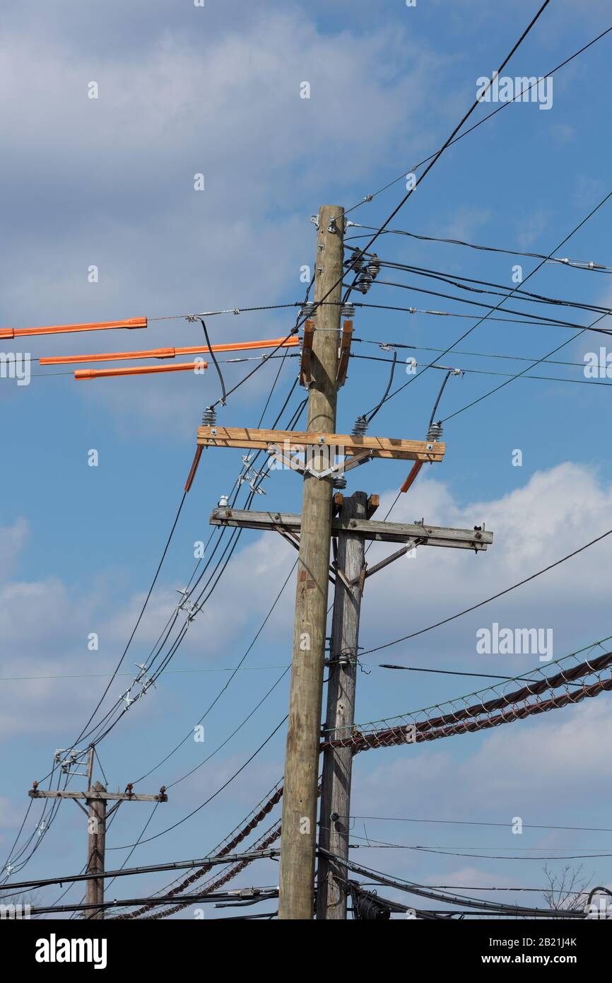 Eine Bildfolge eines Holz-Elektroversorgungsmastes, der im Laufe mehrerer Tage ersetzt wird. Stockfoto