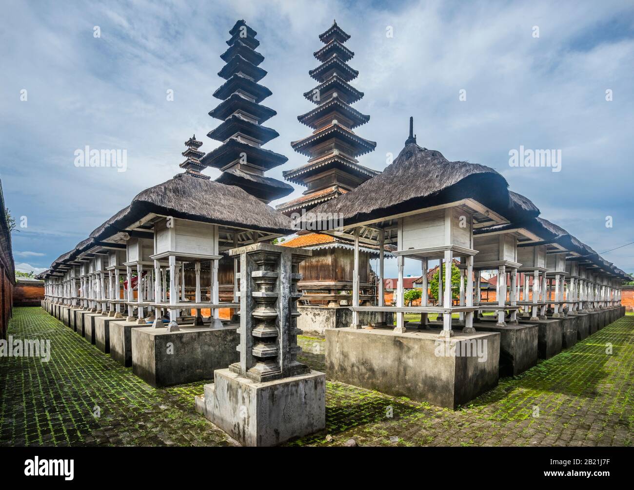 Weiße Sanggah-Schreine (heilige Stätten) in Pura Meru, einem großen Hindu-Tempelkomplex, aus dem Jahr 1720, Mataram, Lombok, West Nusa Tenggara, Provinz Indonesi Stockfoto