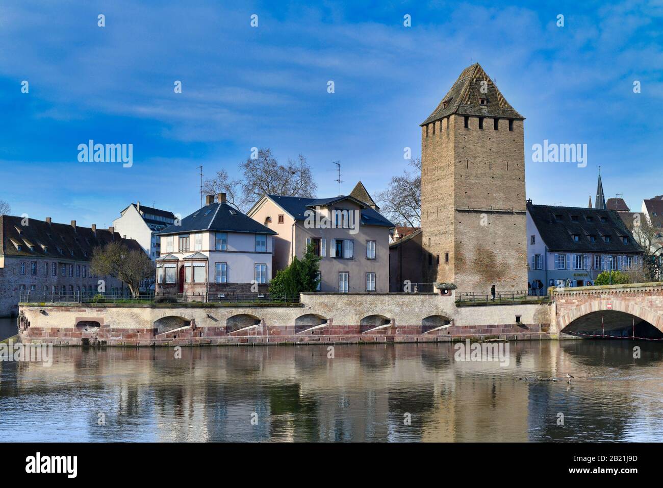 Historischer Turm der Brücke "Ponts Coumt" im Rahmen von Verteidigungsarbeiten an der Ill im Viertel "Petite France" in Strasbbourg, Frankreich Stockfoto