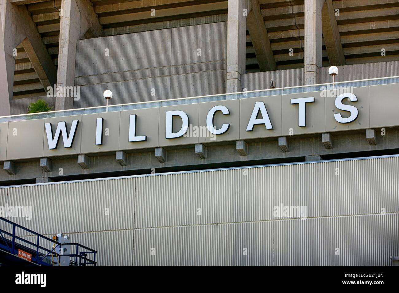 Wildcats Schild auf der Außenseite des Fußballstadions auf dem Campus der University of Arizona in Tucson Stockfoto