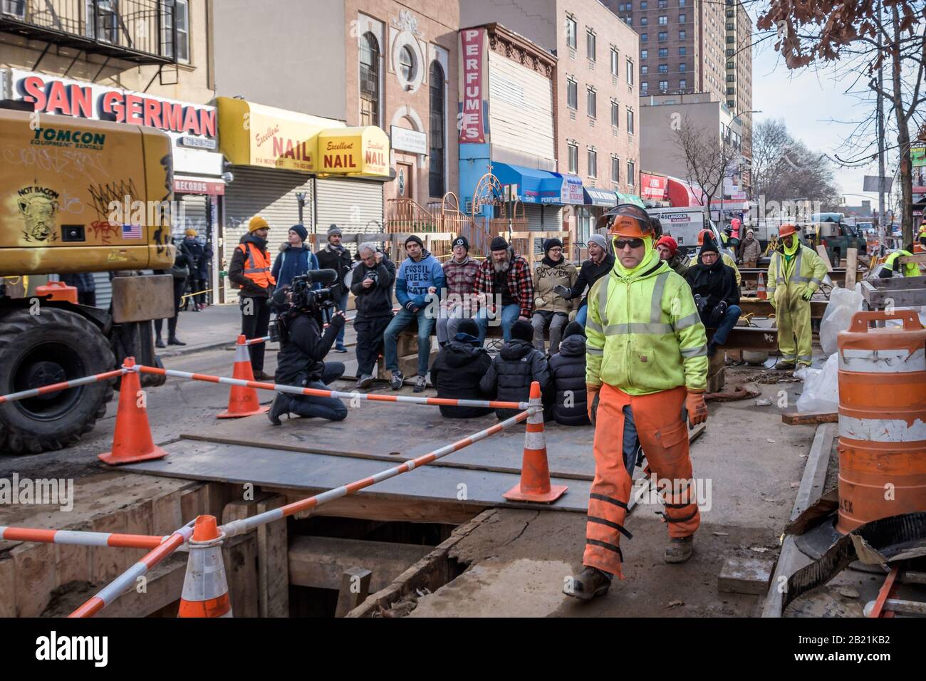 New York, New York, USA. Februar 2020. 10 Personen aus der Klimaaktivistengruppe Extinction Rebellion NYC wurden am 28. Februar 2020 in Bushwick verhaftet, weil sie den Bau der nördlich von Brooklyn angeschnauften Gasfernleitungsleitung für mehr als 2 Stunden in einem gewaltlosen Protest gegen zivilen Ungehorsam gegen dieses massive Projekt für fossile Brennstoffe blockiert hatten. (Foto von Erik McGregor/Sipa USA) Credit: SIPA USA/Alamy Live News Stockfoto