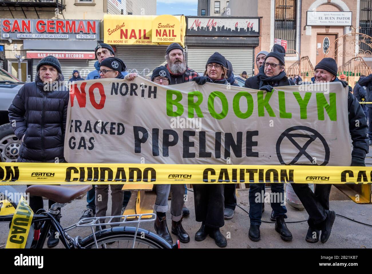 New York, New York, USA. Februar 2020. 10 Personen aus der Klimaaktivistengruppe Extinction Rebellion NYC wurden am 28. Februar 2020 in Bushwick verhaftet, weil sie den Bau der nördlich von Brooklyn angeschnauften Gasfernleitungsleitung für mehr als 2 Stunden in einem gewaltlosen Protest gegen zivilen Ungehorsam gegen dieses massive Projekt für fossile Brennstoffe blockiert hatten. (Foto von Erik McGregor/Sipa USA) Credit: SIPA USA/Alamy Live News Stockfoto