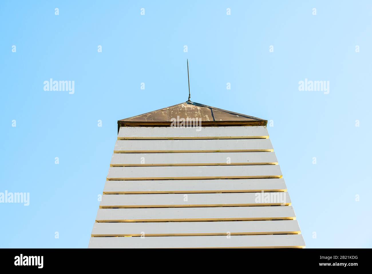 Am Meer, Florida Holzpavillon Gartenlauben-Architektur isoliert vor blauem Himmel in der Nähe des Strandmeergrundes während des sonnigen Tages Stockfoto