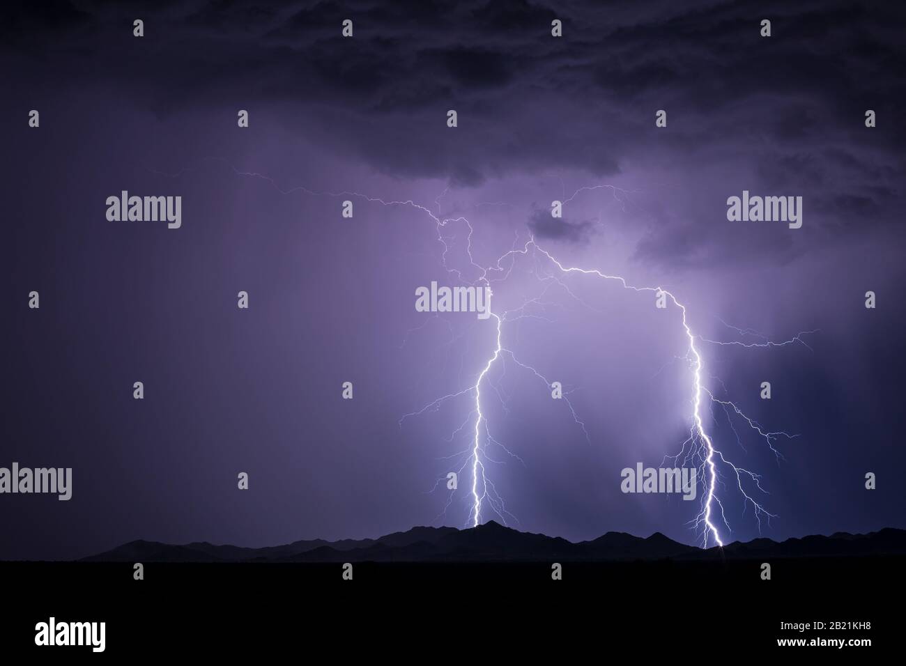 Blitzschlag von einem Sturm in der Nähe von Stanfield, Arizona Stockfoto