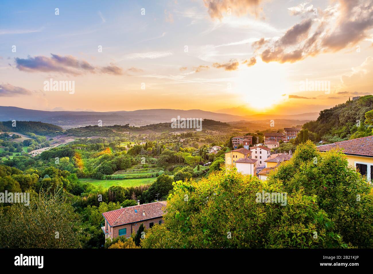Farbenfroher Abenduntergang in der kleinen Stadt Chiusi, Toskana Italien mit Häusern Dach Dächer auf der Bergwelt rollende Hügellandschaft Landschaft und malerisch Stockfoto