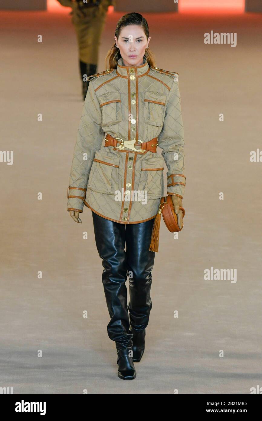 Paris, Frankreich. Februar 2020. Start- Und Landebahn Balmain FW2020-21 während der Paris Fashion Week Februar 2020 - Paris, Frankreich 28/02/2020 weltweite Nutzung Credit: Dpa/Alamy Live News Stockfoto