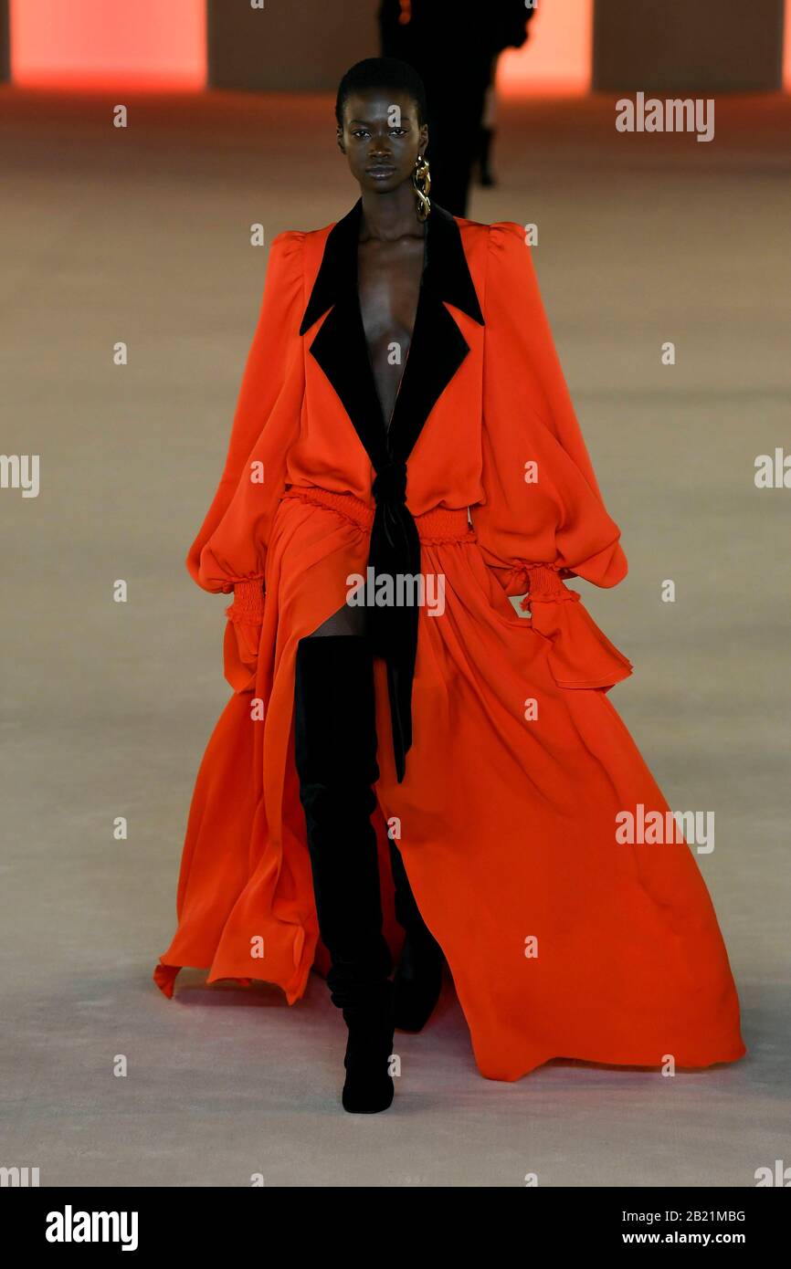 Paris, Frankreich. Februar 2020. Start- Und Landebahn Balmain FW2020-21 während der Paris Fashion Week Februar 2020 - Paris, Frankreich 28/02/2020 weltweite Nutzung Credit: Dpa/Alamy Live News Stockfoto