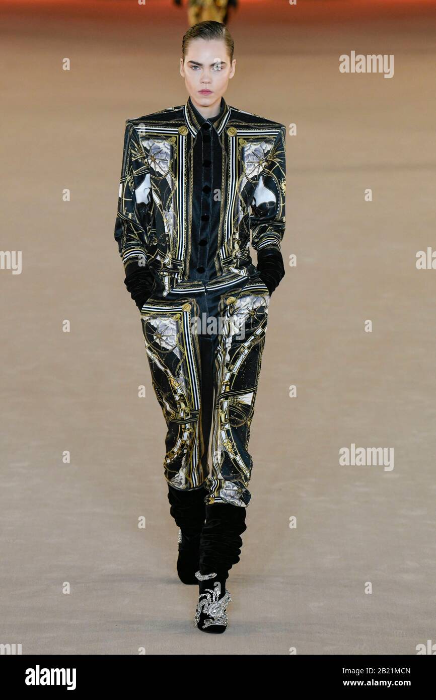 Paris, Frankreich. Februar 2020. Start- Und Landebahn Balmain FW2020-21 während der Paris Fashion Week Februar 2020 - Paris, Frankreich 28/02/2020 weltweite Nutzung Credit: Dpa/Alamy Live News Stockfoto