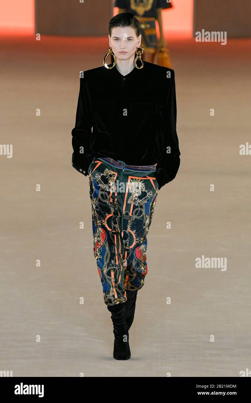 Paris, Frankreich. Februar 2020. Start- Und Landebahn Balmain FW2020-21 während der Paris Fashion Week Februar 2020 - Paris, Frankreich 28/02/2020 weltweite Nutzung Credit: Dpa/Alamy Live News Stockfoto