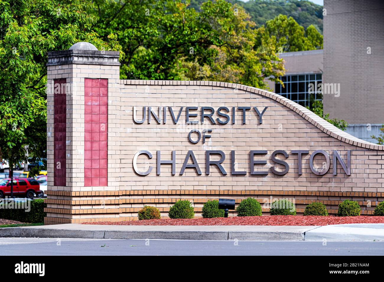 Charleston, USA - 17. Oktober 2019: Eintrittsschild für die Universität im Herbst in der Hauptstadt West Virginia und im Bildungszentrum Stockfoto