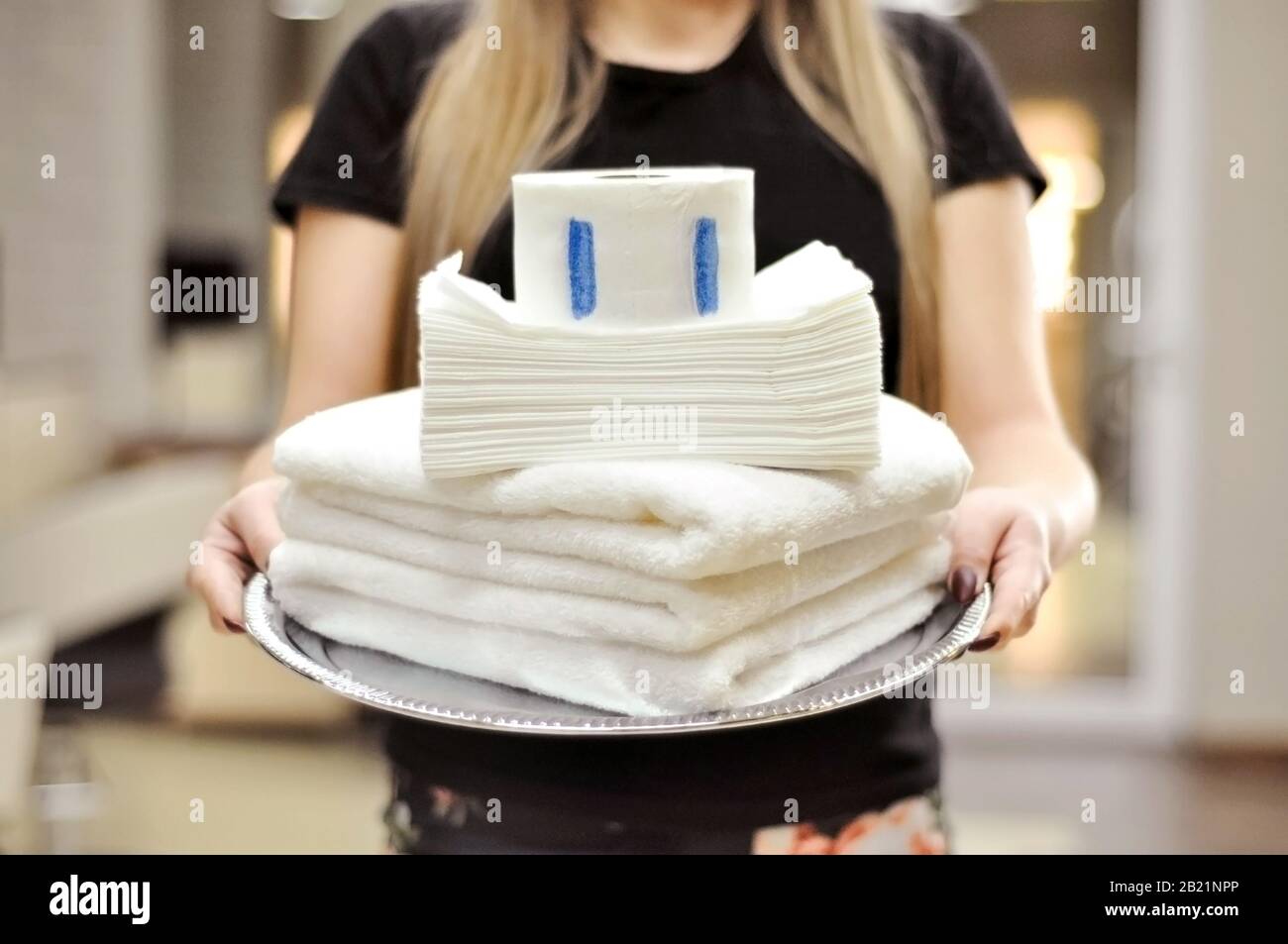 Handtücher für den Friseursalon. Beauty-Salon-Konzept. Weiße Baumwollhandtücher, Einweg-Papierhandtücher und Einweghandtücher, Schutzhülsen aus Papier mit Stockfoto