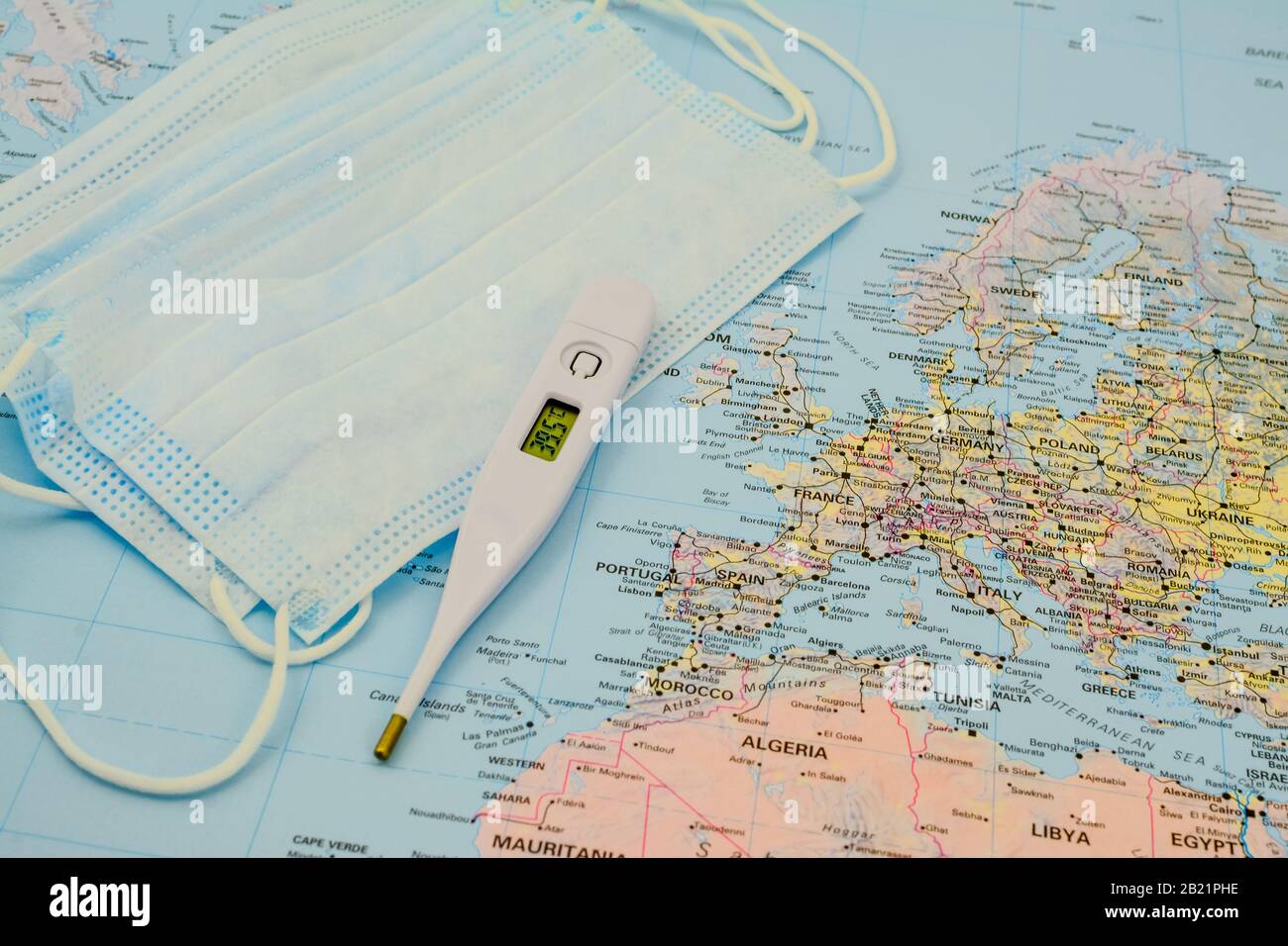 Medizinische Schutzmaske auf Weltkarte. Covid-19 Chirurgisches Gesichtsmasken-Thermometer. Virus auf Kanarischen Inseln Stockfoto