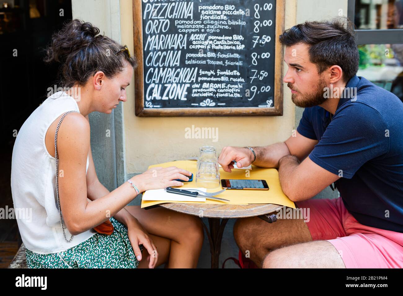 Florenz, Italien - 30. August 2018: Firenze in der Nähe des zentralen Marktcafé Restaurants mit romantischen Paaren, die auf Tischstühlen sitzen, indem sie PI bestellen Stockfoto