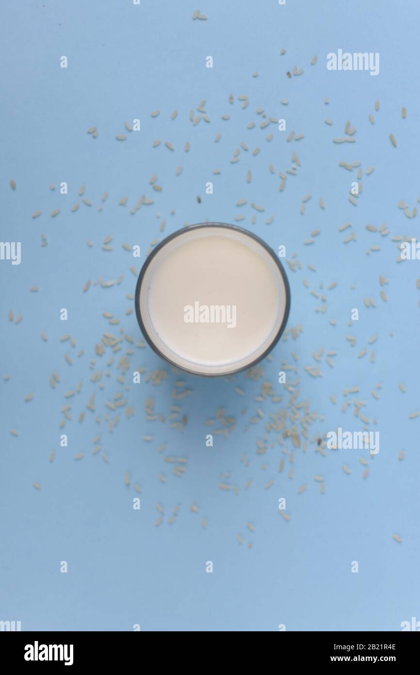 Draufsicht auf Oa tmilk in einer Tasse, Draufsicht auf Hafermilch in einem Glas Stockfoto