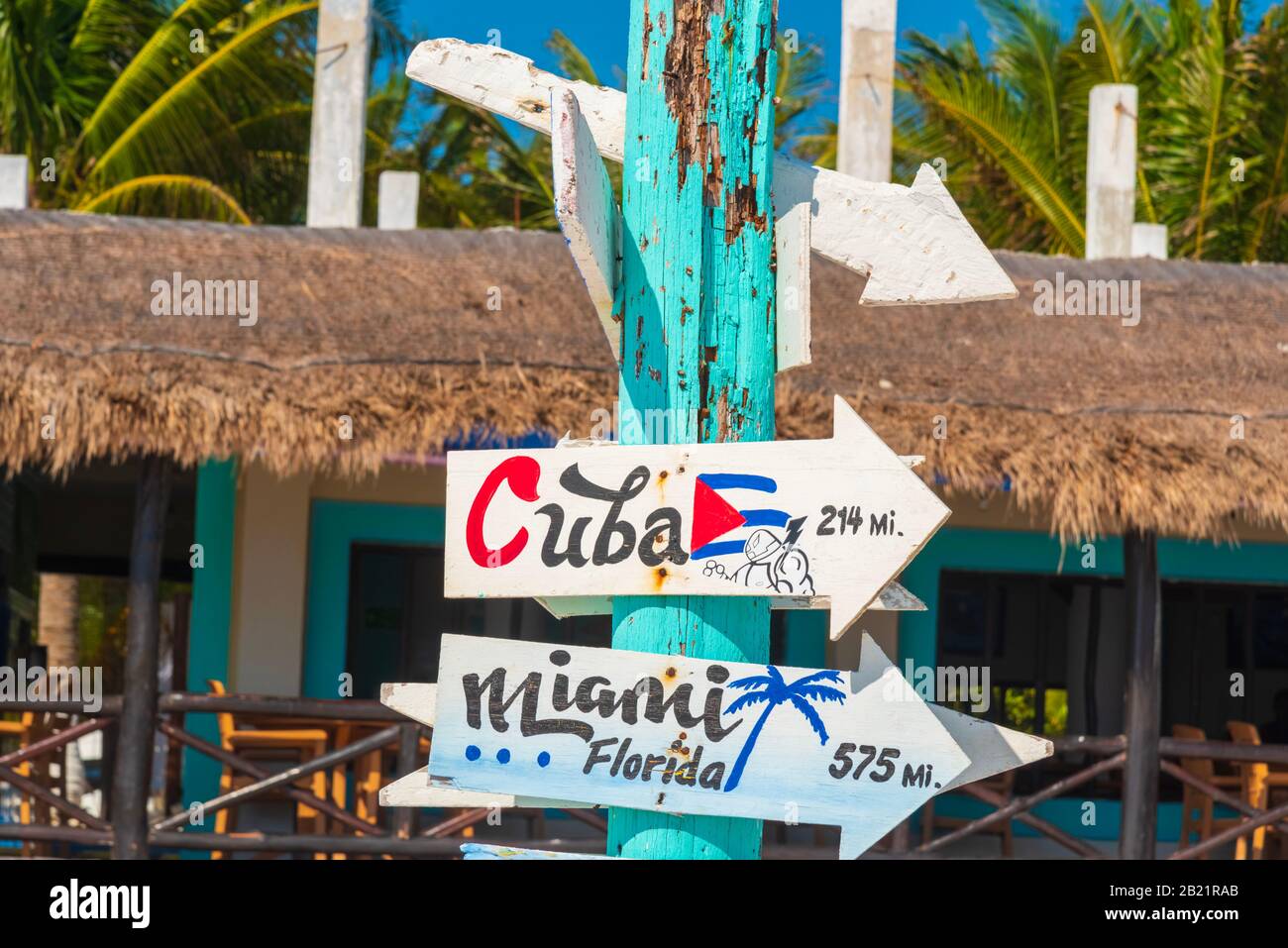 Playa Del Carmen 6 Februar 2019 Schilder Mit Der Entfernung Von Kuba Und Miami Von Einem Geschaft In Playa Del Carmen Mexiko Stockfotografie Alamy