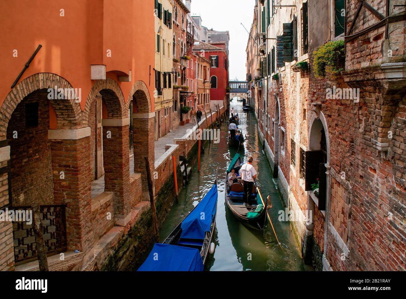 Drei Gondeln mit Passagieren auf einem kleinen Seitenkanal. Venedig, Italien. NMR Stockfoto