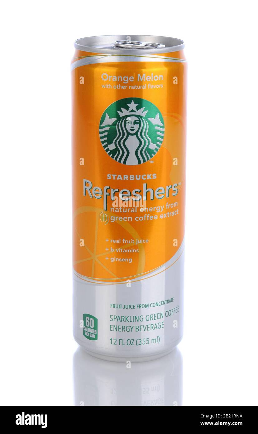 Irvine, CA - 11. Januar 2013: Eine Dose von Starbucks Orange Melon Refreshers Energy Beverage. Starbucks mit Sitz in Seattle ist der größte Kaffeehaus-Co Stockfoto