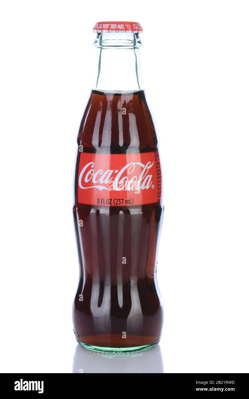 Irvine, CA - 29. Januar 2014: Eine 8-Unze-Flasche Coca-Cola Classic. Coca-Cola ist eines der beliebtesten kohlensäurehaltigen Getränke der Welt. Stockfoto