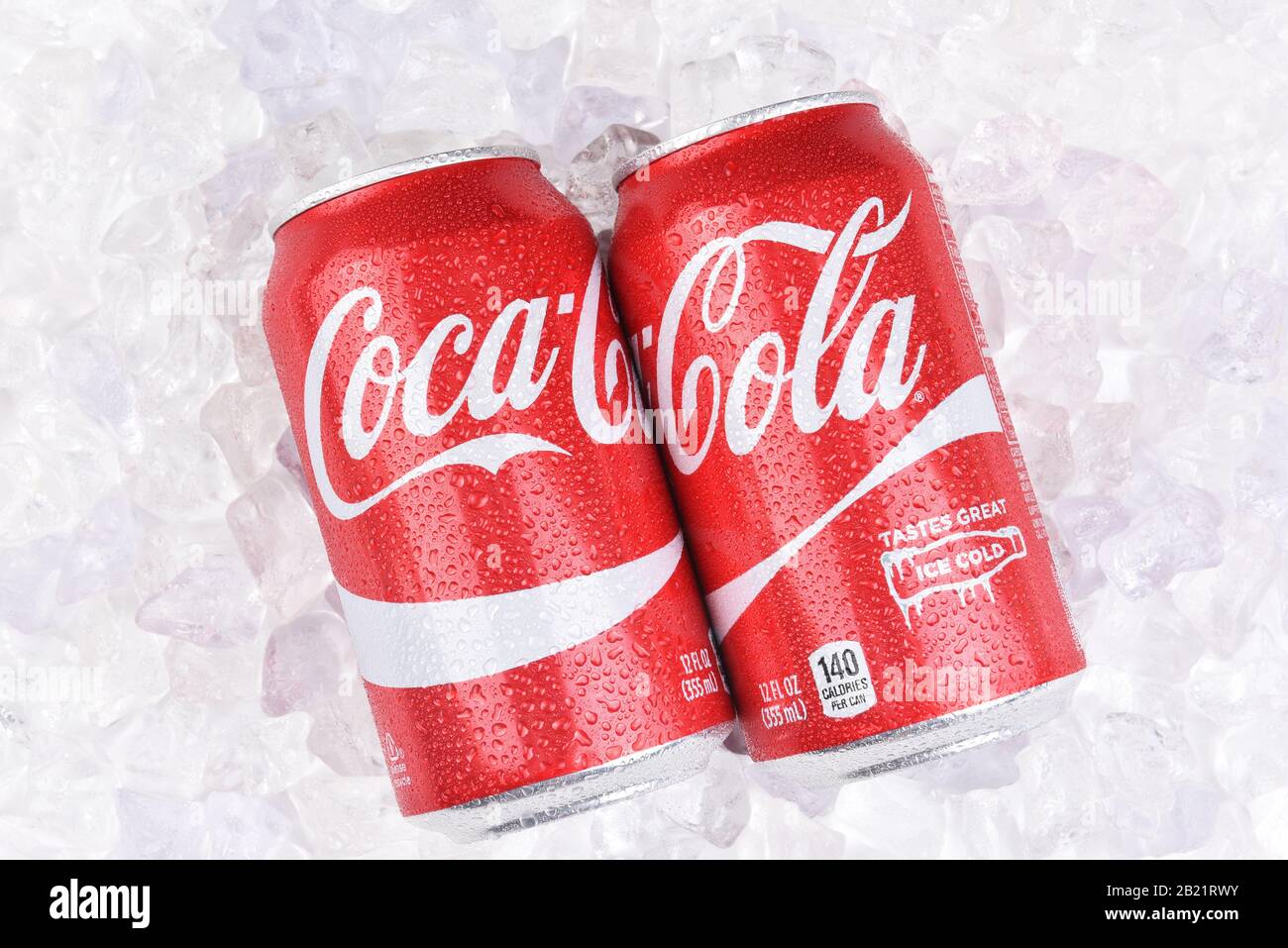 Irvine, KALIFORNIEN - 10. JULI 2017: Zwei Coca-Cola-Dosen auf einem Bett aus Eis mit Kondensation. Cola ist das beliebteste kohlensäurehaltige Erfrischungsgetränk der Welt. Stockfoto