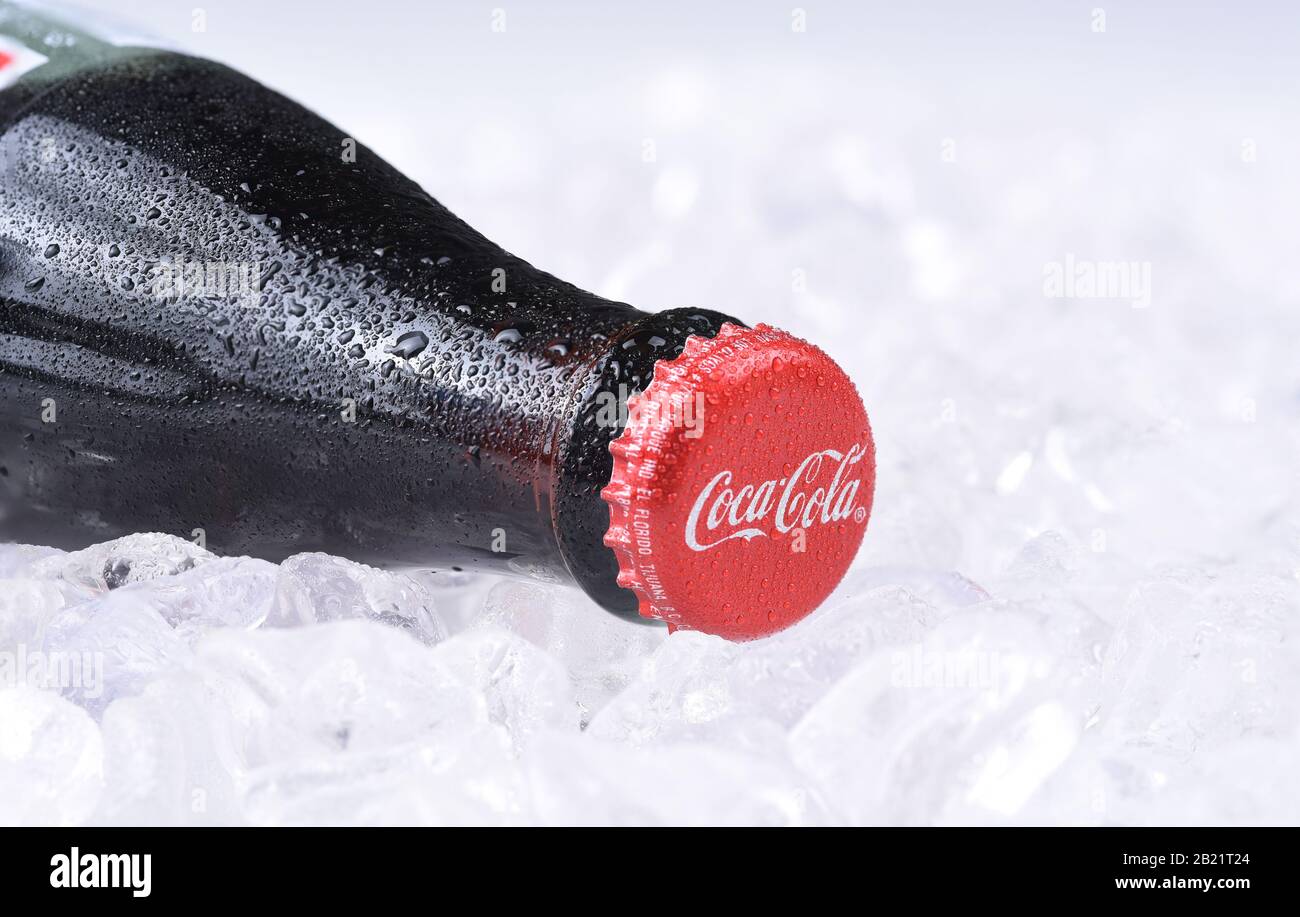 Irvine, KALIFORNIEN - 7. FEBRUAR 2017: Coca-Cola-Flasche auf Eis. Die Produkte der in Atlanta ansässigen Hersteller von Erfrischungsgetränken sind ab dem Jahr 1886 erhältlich Stockfoto