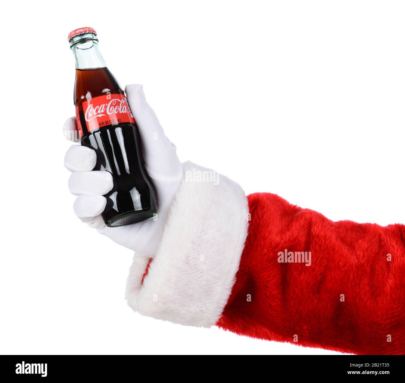 Irvine, CA - 12. DEZEMBER 2014: Weihnachtsmann hält eine Flasche Coca-Cola Classic. Coca-Cola ist eines der beliebtesten kohlensäurehaltigen Getränke der Welt. Stockfoto