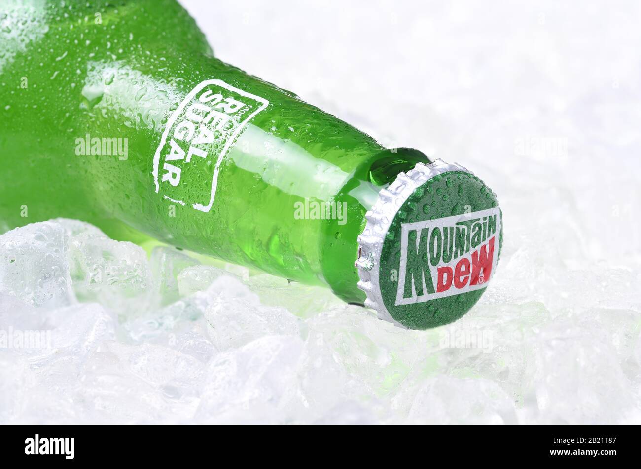Irvine, KALIFORNIEN - 30. OKTOBER 2017: Flasche Mountain Dew Soda auf Eis. Mountain Dew - alkoholfreies Getränk von PepsiCo mit Zitrusavour-Aroma. Mountain Dew war introd Stockfoto