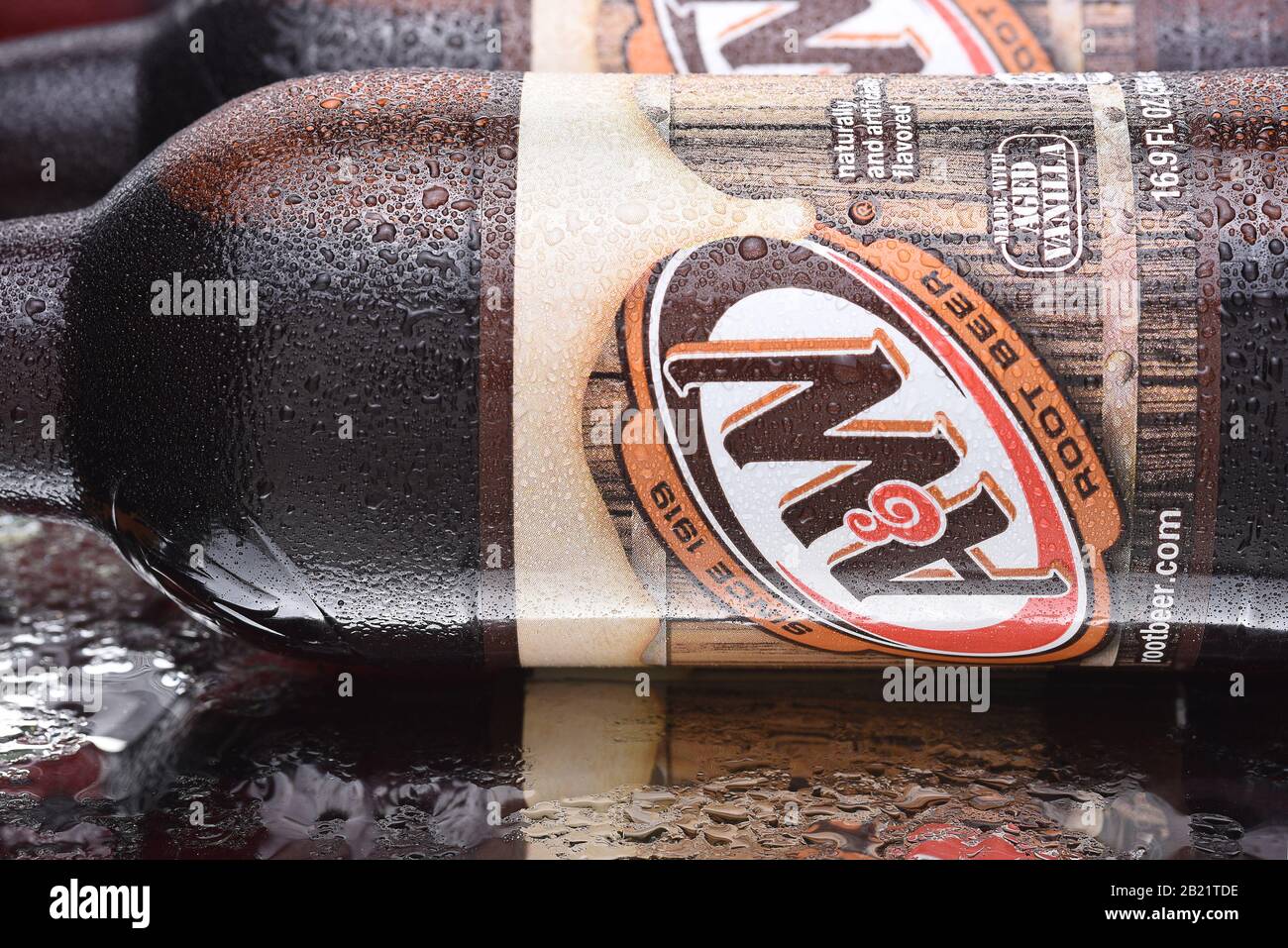 Irvine, KALIFORNIEN - 10. MÄRZ 2018: A- und W-Wurzelbierflaschen in der Nähe. Eigentum der Dr. Pepper Snapple Group und Vertrieb durch die Coca-Cola Company in Stockfoto