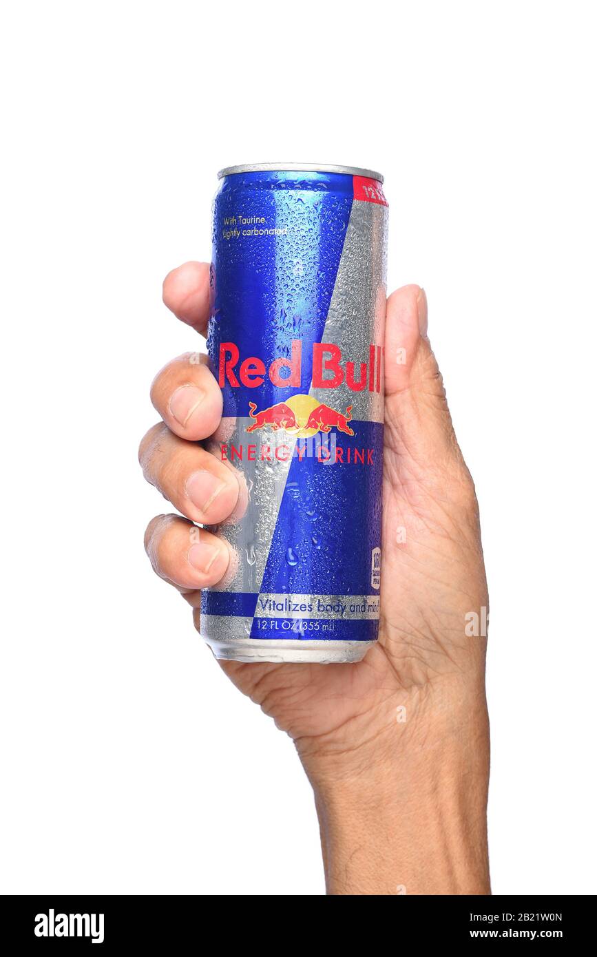 Irvine, KALIFORNIEN - 26. APRIL 2019: Nahaufnahme einer Hand mit einer Dose Red Bull Energy Drink. Red Bull ist das beliebteste Energydrink der Welt. Stockfoto