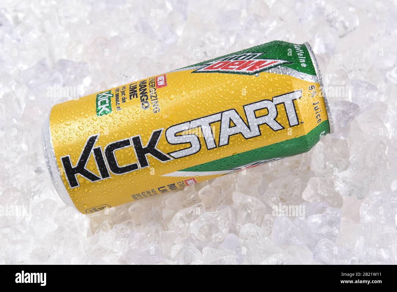 Irvine, CA - 15. DEZEMBER 2017: Ein Getränk von Mountain Dew Kickstart Mango Lime. Von PepsiCo Kickstart wird als gesündere Art und Weise für den Start Ihres vermarktet Stockfoto