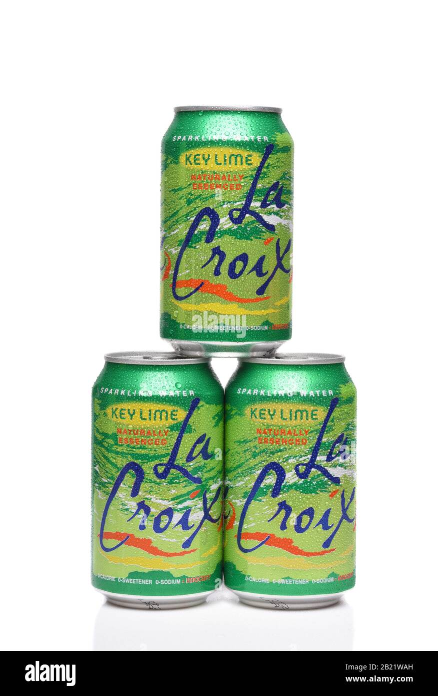 Irvine, KALIFORNIEN - 20 DEC 2019:Drei Dosen von La Croix Key Lime-Sekt mit Kondensation isoliert auf weiß mit Reflexion. Stockfoto