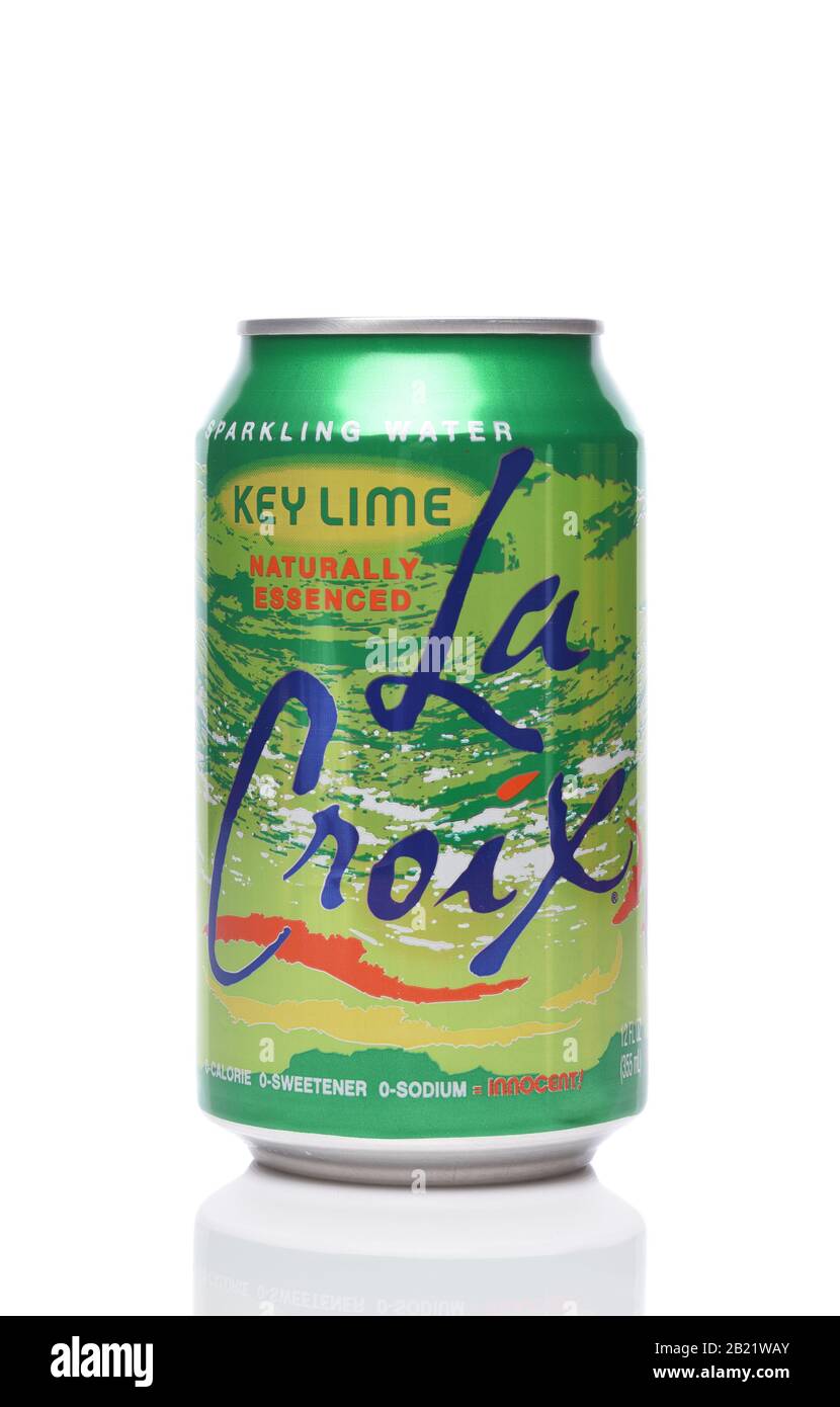 Irvine, KALIFORNIEN - 20 DEC 2019: Eine einzige Dose von La Croix Key Lime-Sekt auf Weiß mit Reflexion. Stockfoto