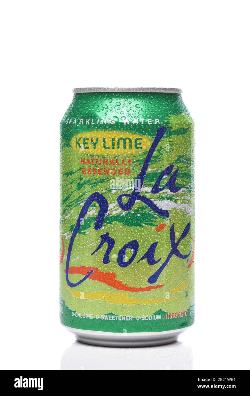 Irvine, KALIFORNIEN - 20 DEC 2019: Eine einzige Dose von La Croix Key Lime-Sekt Mit Kondensation isoliert auf weiß mit Reflexion. Stockfoto