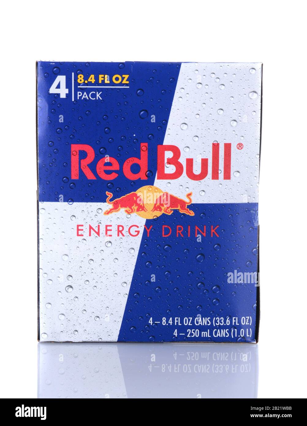 Irvine, CA - 06. Februar 2014: Ein 4er-Pack Red Bull Energy Drinks. Red Bull ist mit 5,2 Milliarden Dosen das beliebteste Energydrink der Welt Stockfoto
