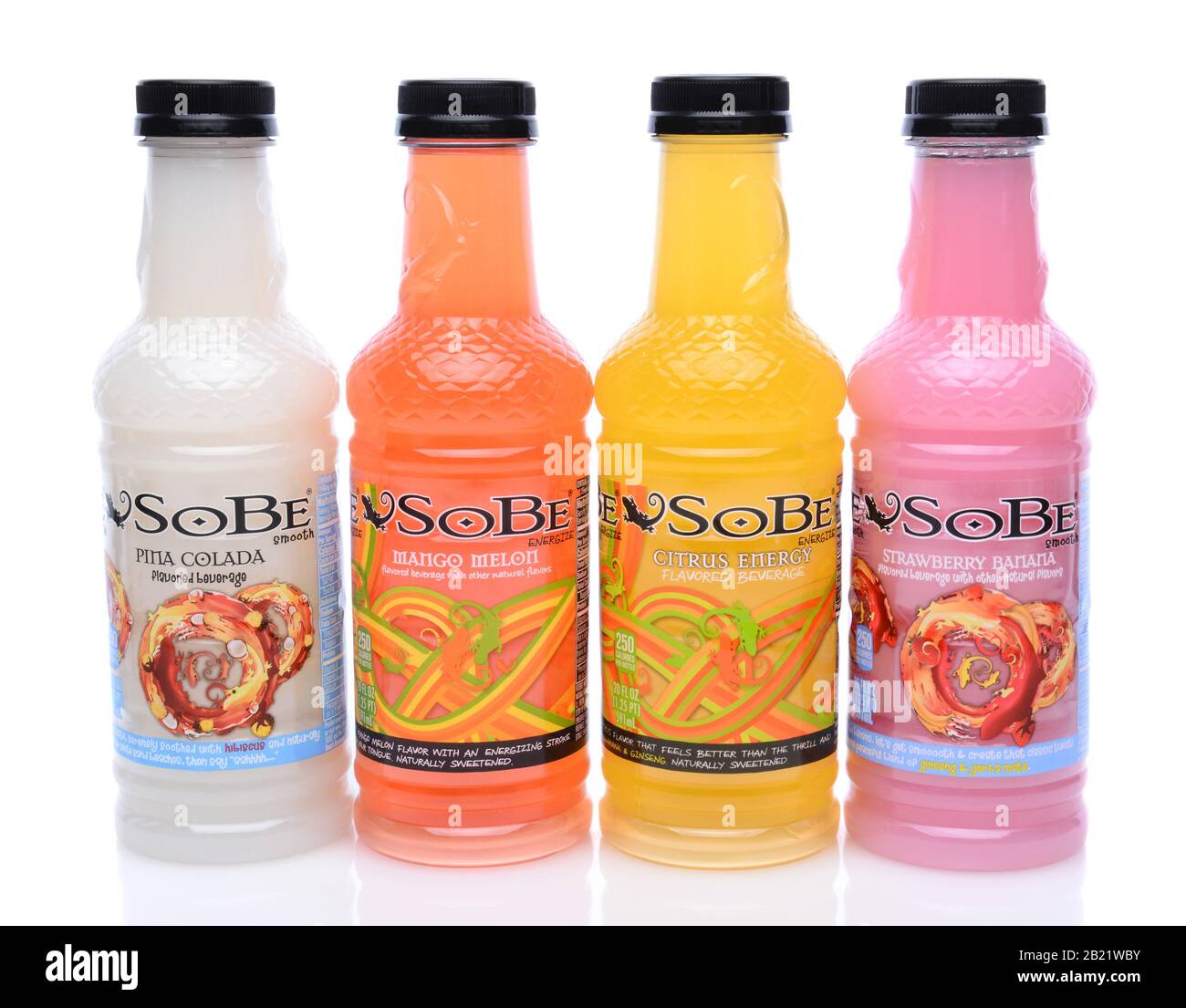 Irvine, CA - 14. Mai 2014: Flaschen mit SoBe Pina Colada, Citrus Energy, Mango Melon und Strawberry Banana Aromatisierten Getränken. Der Name SoBe ist eine Abbre Stockfoto