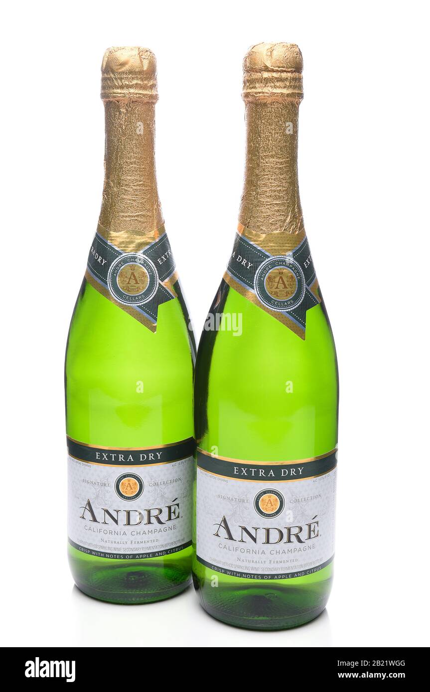 Irvine, CA - 8. JANUAR 2018: Zwei Flaschen Andre California Champagne. Andre ist eine Abteilung der Weinkellerei E J Gallo. Stockfoto