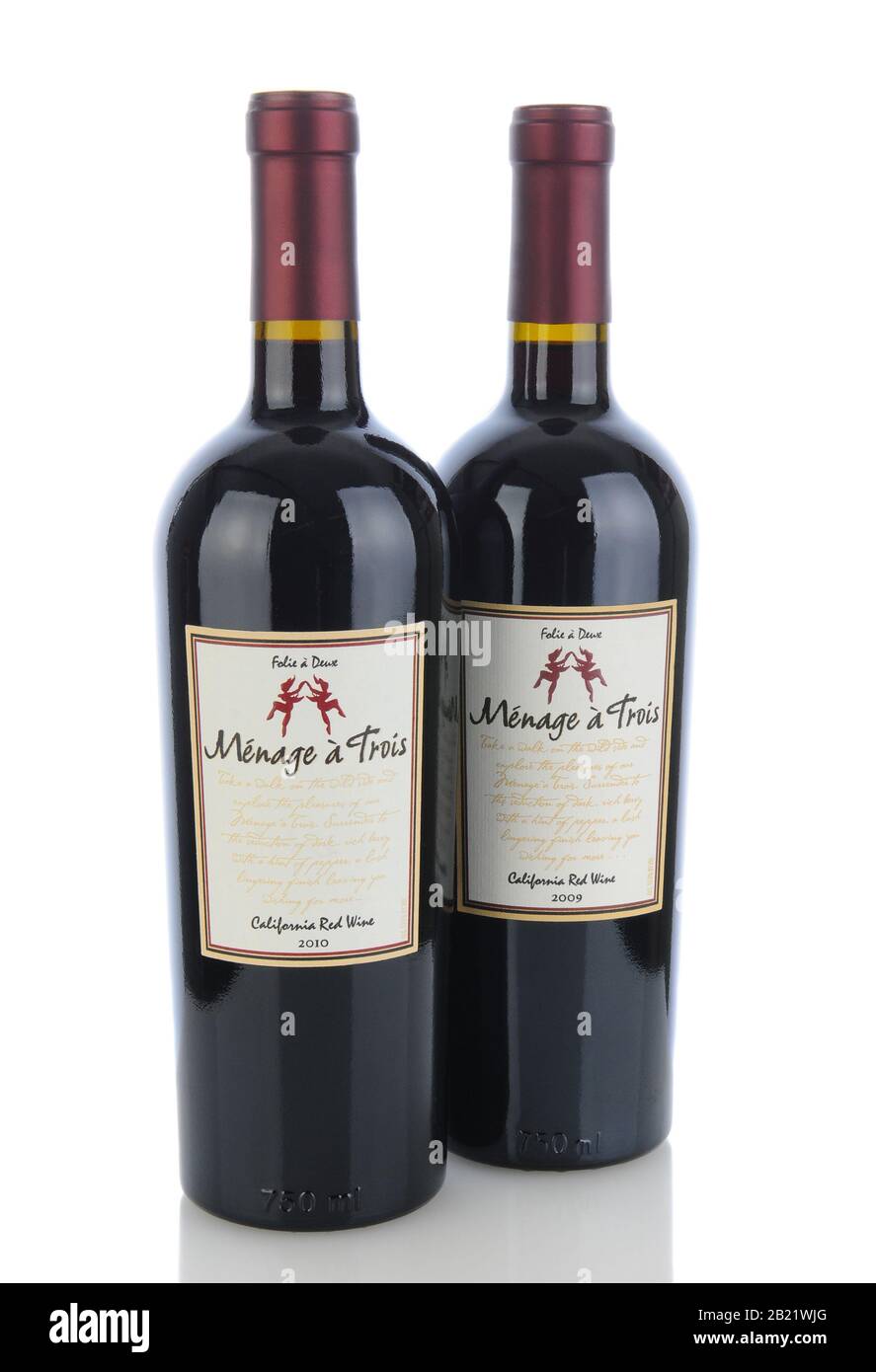 Irvine, CA - 11. Januar 2013: Zwei 750-ml-Flaschen Menage A Trois California Rotwein. Produziert von dem preisgekrönten Weingut Folie A Deux in Sonoma. Stockfoto