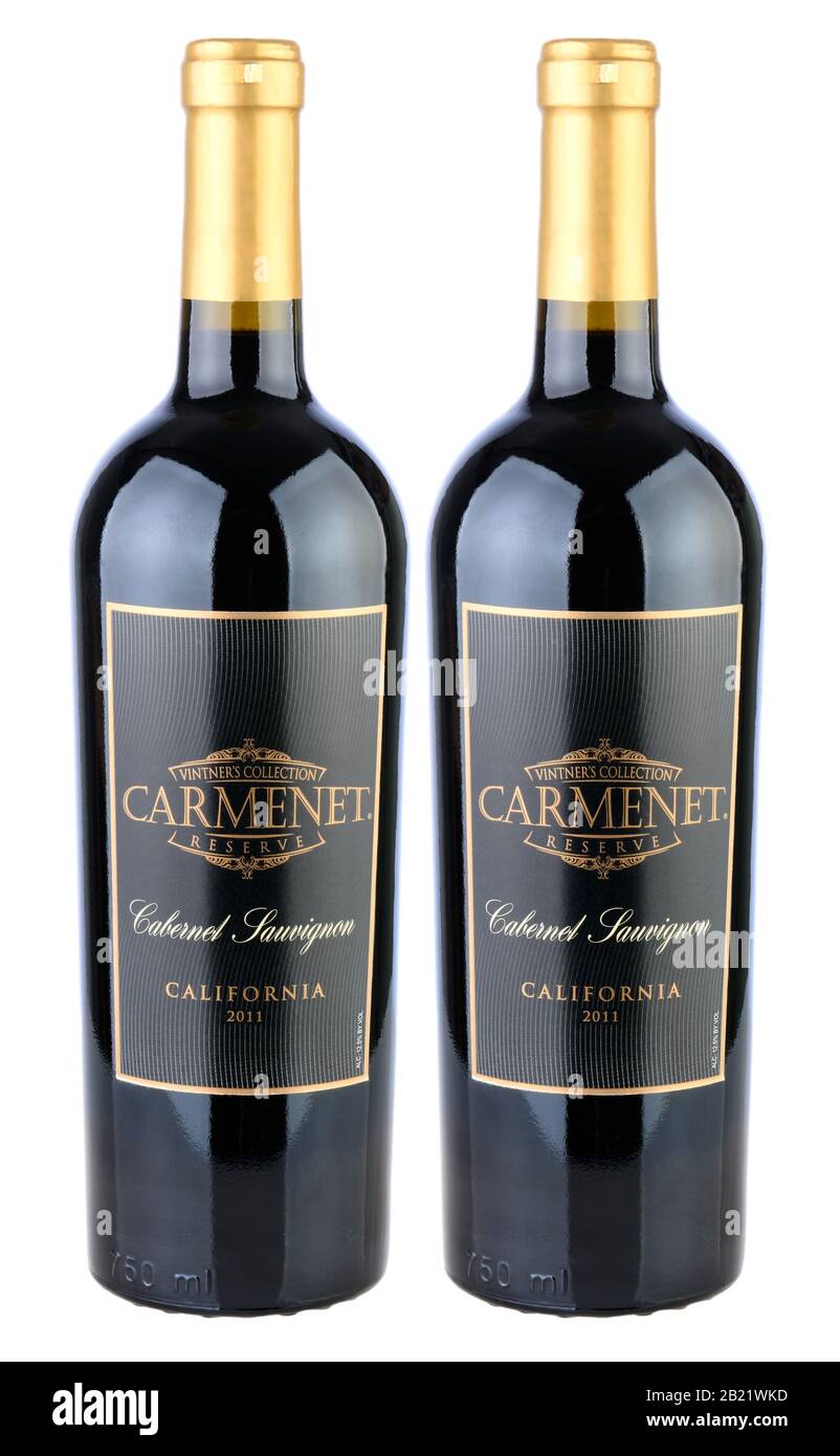 Irvine, CA - 05. Januar 2014: Zwei Flaschen Carmenet-Reserve Cabernet Sauvignon 2011. Carmenet Vineyards ist ein preisgekröntes Weingut in Sonoma, Cslif Stockfoto