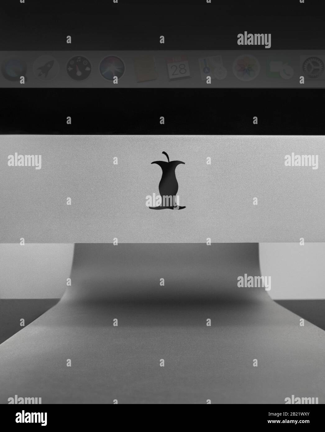 Ein genauerer Blick auf das Apple-Logo ... aber nur der Kern bleibt ... wir sehen auch ein wenig des 'Docks'. Stockfoto