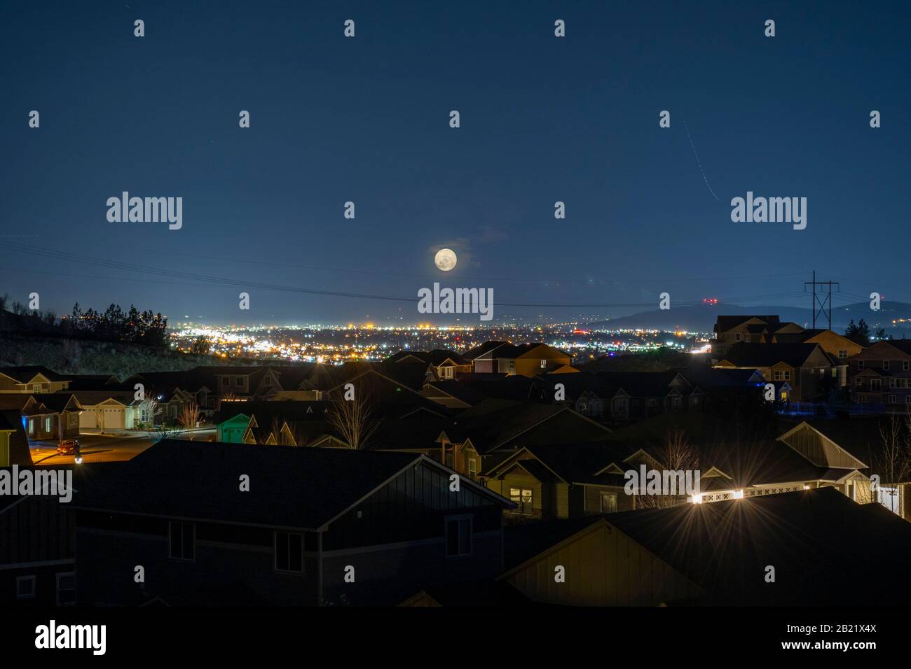 Späte Nacht Blick über Spokane und das Spokane Valley mit Vollmond in Spokane, Washington, USA. Stockfoto