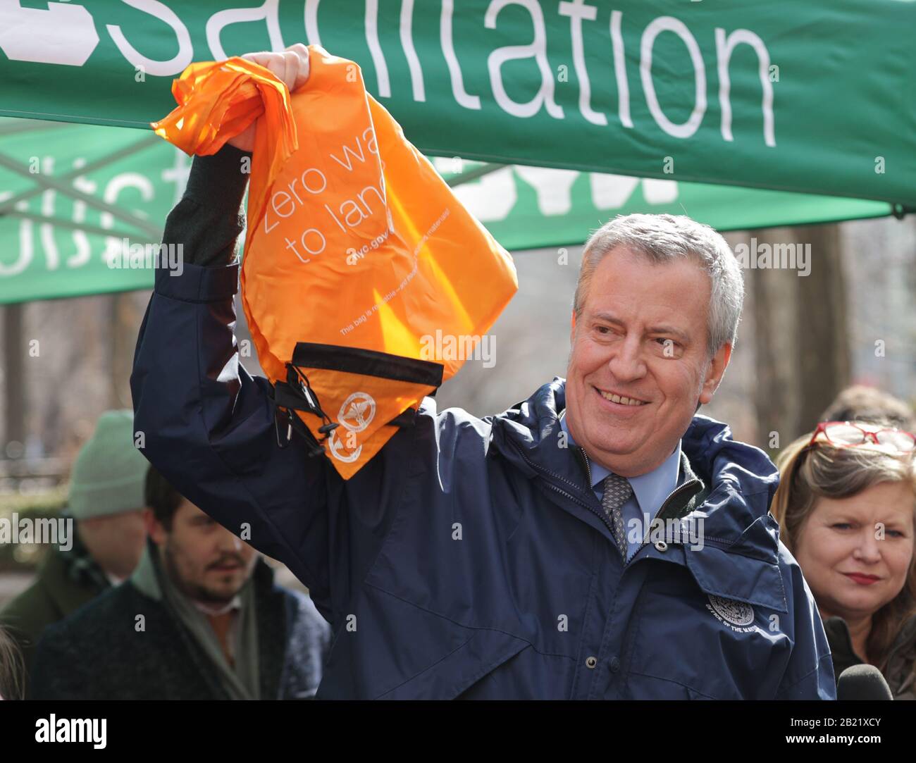 New York, NY, USA. Februar 2020. Union Square Park, New York, USA, 28. Februar 2020 - Bürgermeister Bill de Blasio verteilt am Freitag, 28. Februar 2020 wiederverwendbare Taschen an New Yorker auf dem Bauernmarkt Union Square, bevor das Verbot der Plastiktüte am 1. März in Kraft tritt. Foto: Luiz Rampelotto/EuropaNewswire.PHOTO CREDIT OBLIGATORISCH. Kredit: Luiz Rampelotto/ZUMA Wire/Alamy Live News Stockfoto