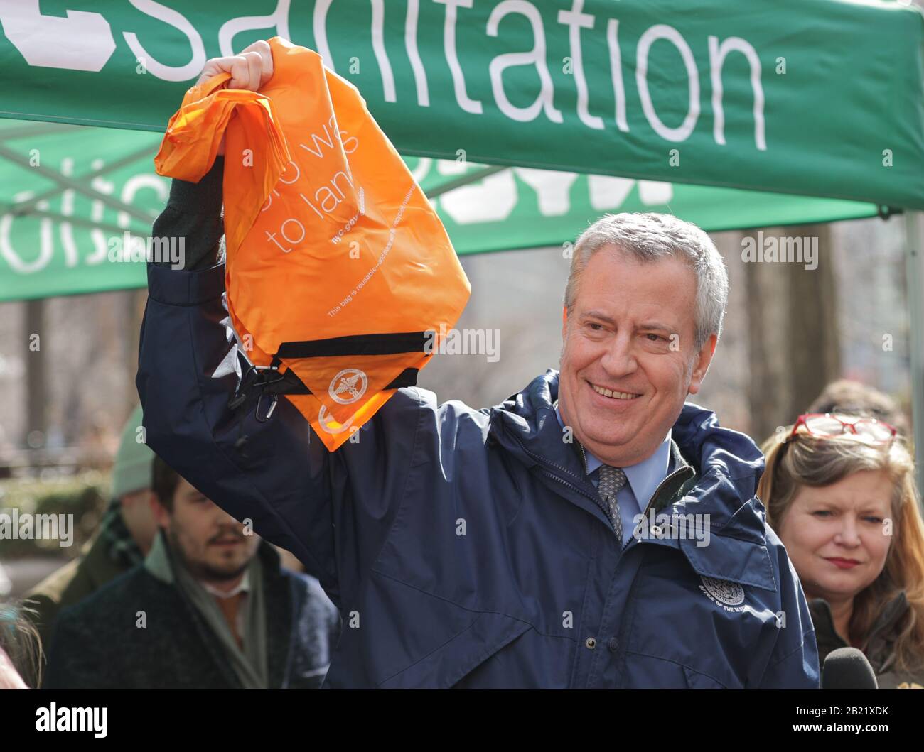 New York, NY, USA. Februar 2020. Union Square Park, New York, USA, 28. Februar 2020 - Bürgermeister Bill de Blasio verteilt am Freitag, 28. Februar 2020 wiederverwendbare Taschen an New Yorker auf dem Bauernmarkt Union Square, bevor das Verbot der Plastiktüte am 1. März in Kraft tritt. Foto: Luiz Rampelotto/EuropaNewswire.PHOTO CREDIT OBLIGATORISCH. Kredit: Luiz Rampelotto/ZUMA Wire/Alamy Live News Stockfoto