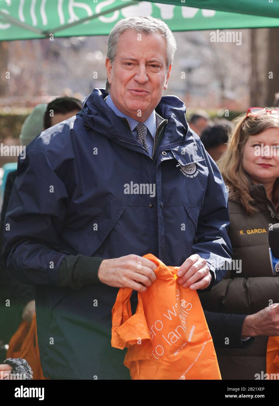 New York, NY, USA. Februar 2020. Union Square Park, New York, USA, 28. Februar 2020 - Bürgermeister Bill de Blasio verteilt am Freitag, 28. Februar 2020 wiederverwendbare Taschen an New Yorker auf dem Bauernmarkt Union Square, bevor das Verbot der Plastiktüte am 1. März in Kraft tritt. Foto: Luiz Rampelotto/EuropaNewswire.PHOTO CREDIT OBLIGATORISCH. Kredit: Luiz Rampelotto/ZUMA Wire/Alamy Live News Stockfoto