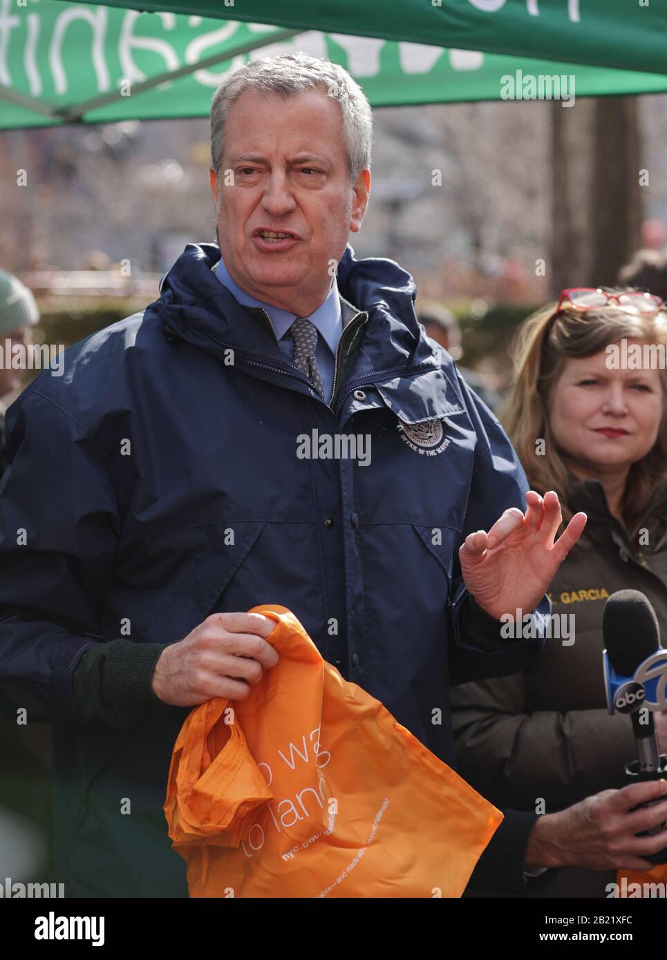 New York, NY, USA. Februar 2020. Union Square Park, New York, USA, 28. Februar 2020 - Bürgermeister Bill de Blasio verteilt am Freitag, 28. Februar 2020 wiederverwendbare Taschen an New Yorker auf dem Bauernmarkt Union Square, bevor das Verbot der Plastiktüte am 1. März in Kraft tritt. Foto: Luiz Rampelotto/EuropaNewswire.PHOTO CREDIT OBLIGATORISCH. Kredit: Luiz Rampelotto/ZUMA Wire/Alamy Live News Stockfoto