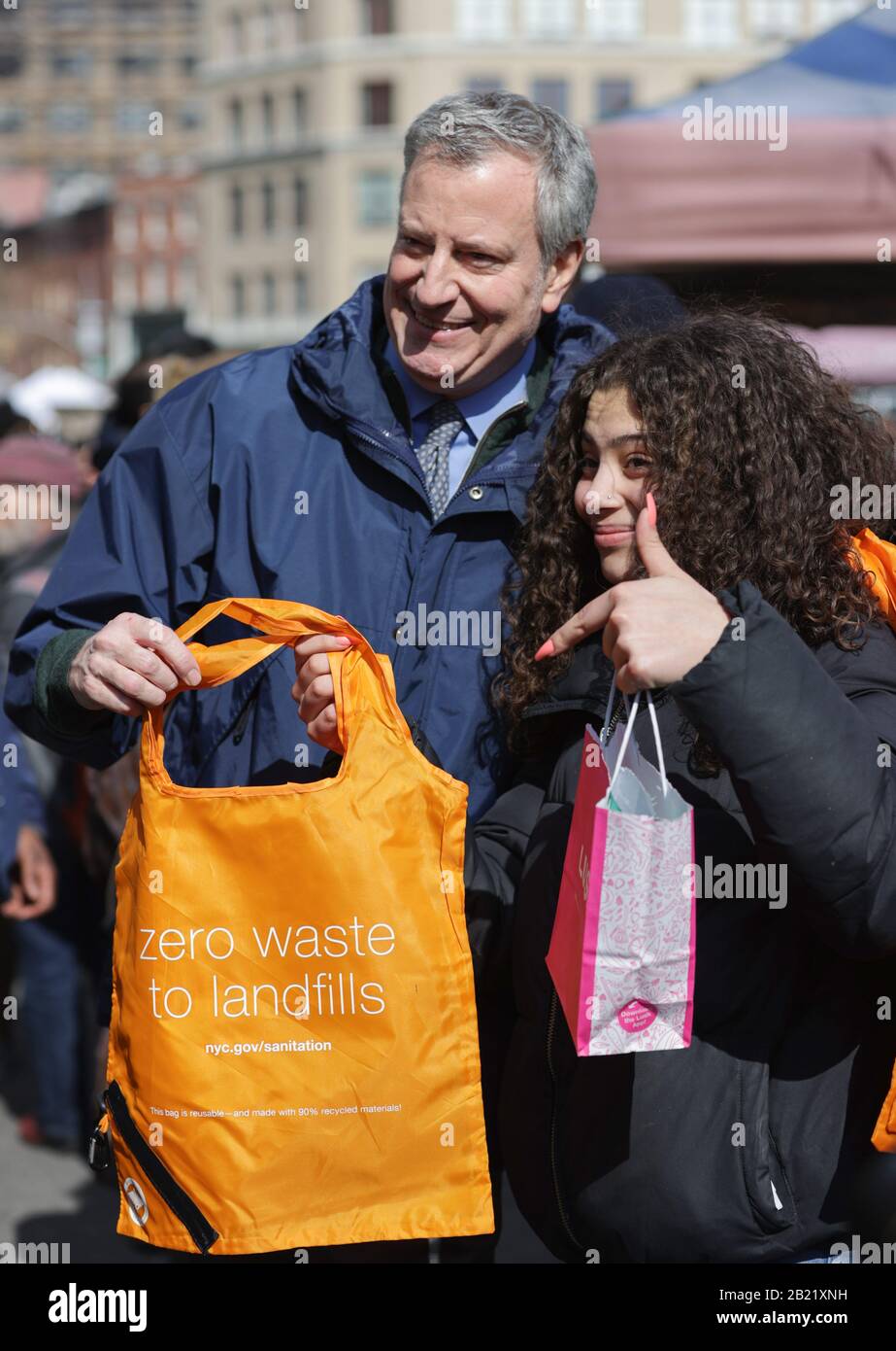 Union Square Park, New York, USA, 28. Februar 2020 - Bürgermeister Bill de Blasio verteilt am Freitag, 28. Februar 2020 wiederverwendbare Taschen an New Yorker auf dem Bauernmarkt Union Square, bevor das Verbot der Plastiktüte am 1. März in Kraft tritt. Foto: Luiz Rampelotto/EuropaNewswire LICHTBILDKREDIT PFLICHT. Weltweite Verwendung Stockfoto