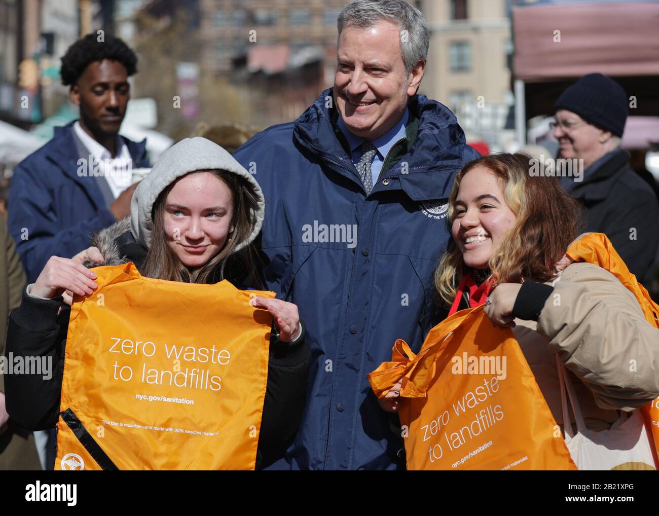 Union Square Park, New York, USA, 28. Februar 2020 - Bürgermeister Bill de Blasio verteilt am Freitag, 28. Februar 2020 wiederverwendbare Taschen an New Yorker auf dem Bauernmarkt Union Square, bevor das Verbot der Plastiktüte am 1. März in Kraft tritt. Foto: Luiz Rampelotto/EuropaNewswire LICHTBILDKREDIT PFLICHT. Weltweite Verwendung Stockfoto