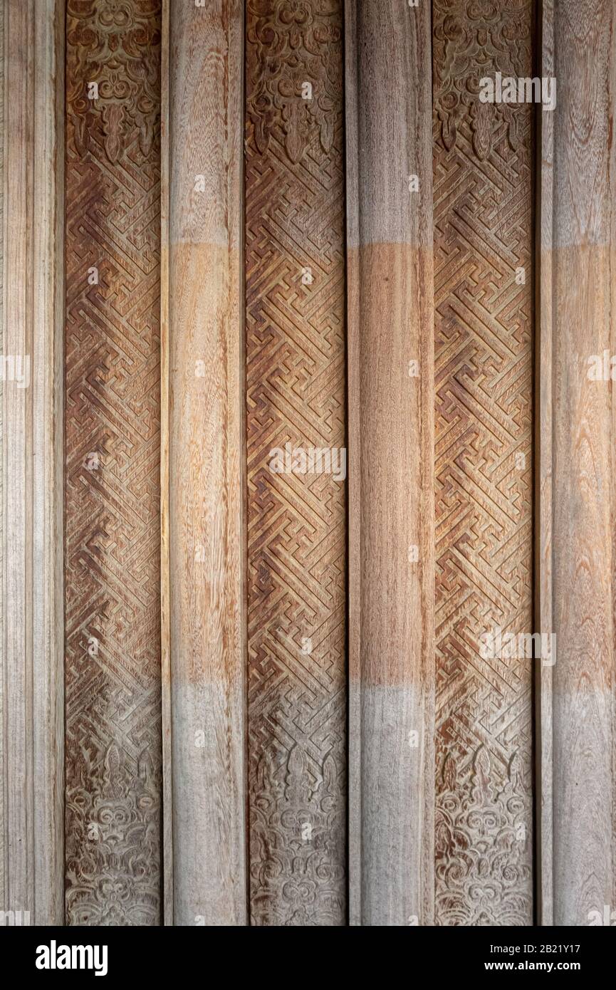 Traditionelles buddhistisches Muster und Motive Hakenkreuz an einer Holztür und Architektur an der Pagode im Norden Vietnams Stockfoto